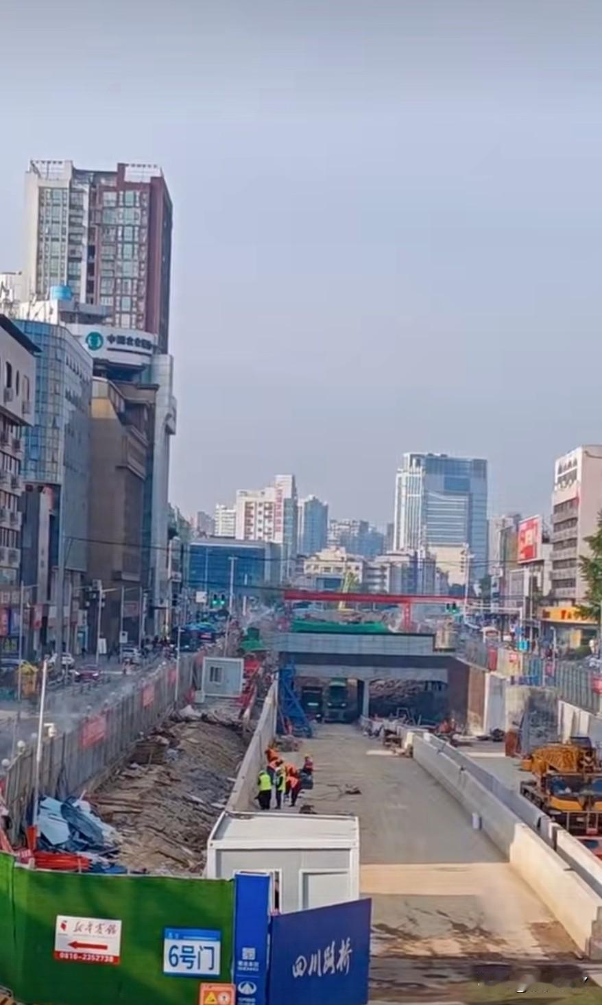 绵阳站前的临园干道下穿隧道施工进度还是非常快，花园小区这边都快连通了。但是好像真