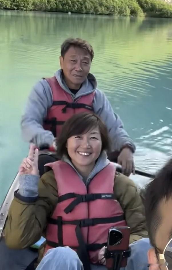 足球老炮高峰和媳妇儿一起合影的照片真不多。大家津津乐道的都是他和那英的爱情，还