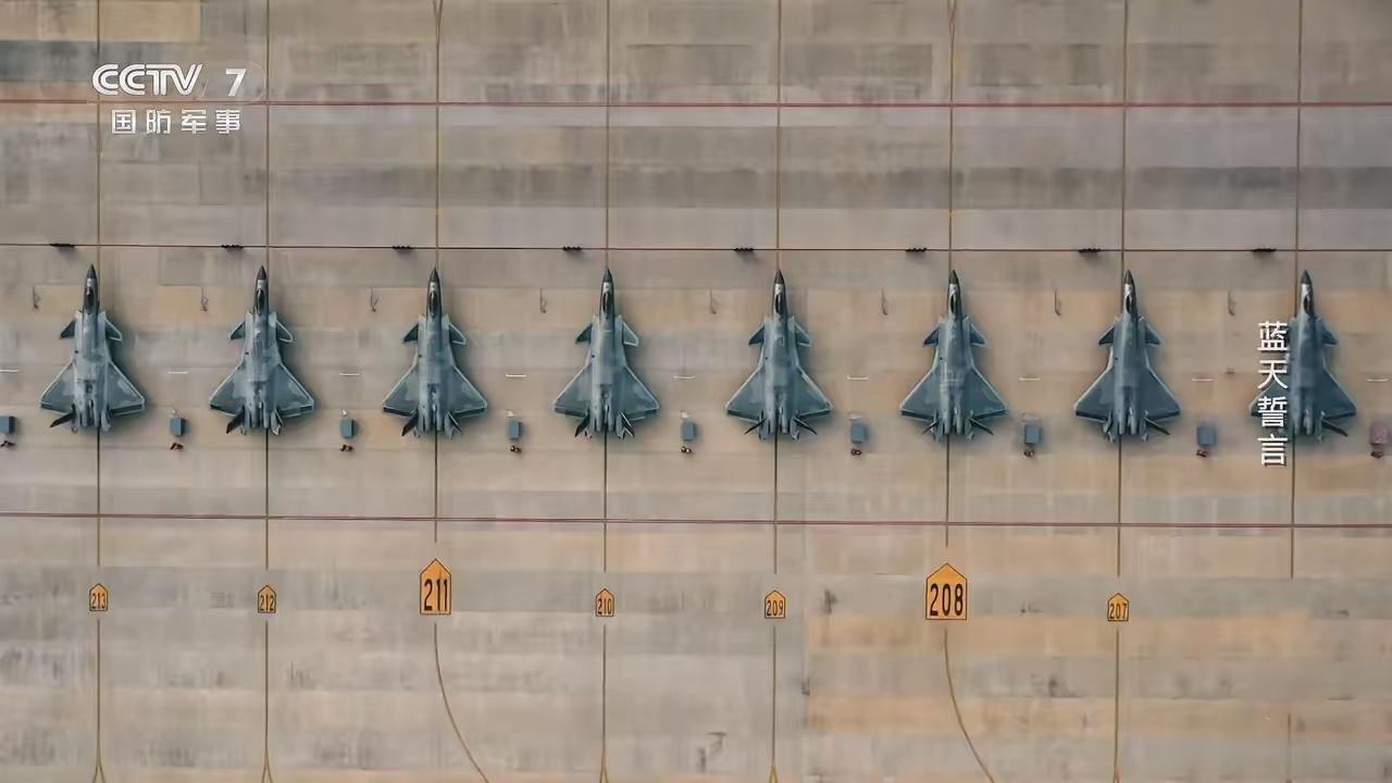 8架歼-20隐身战斗机一字排开！震撼，太震撼！气场全开，实力彰显！