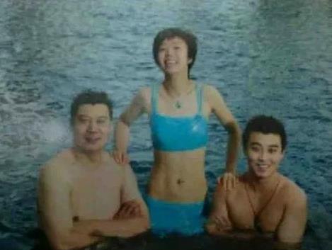 这是十三年前身着泳衣的张怡宁在泳池里和李隼、晧哥的一张珍贵合影照。图中笑容满面