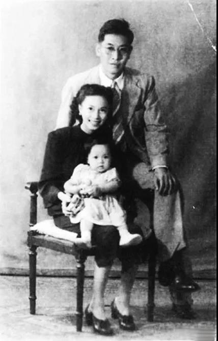 1927年，民国才子戴望舒去好友施蛰存家避难，爱上了他的妹妹施绛年。然而施绛年对