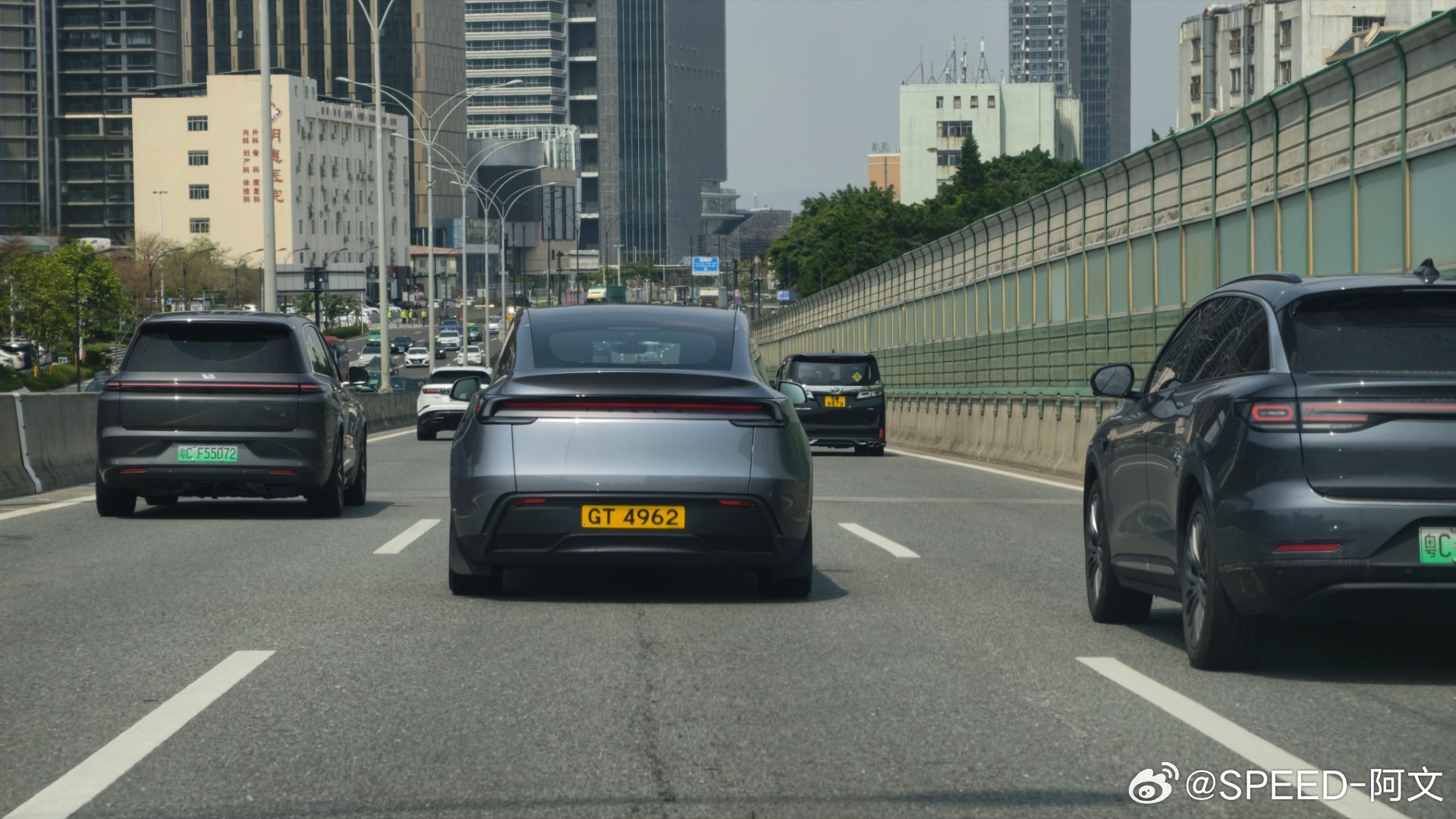 每次看到香港牌的特斯拉都会忍不住看多两眼是真干净、好看啊。气质一下就上来了，夯爆