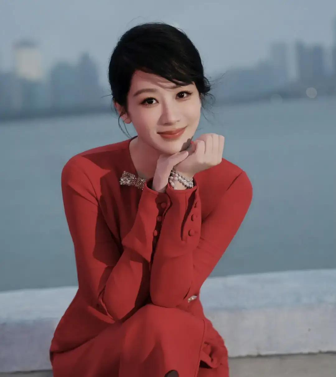 3亿人抢抄的6字模板元旦那天，杨紫甩出一句“福气只增不减”。短短六个