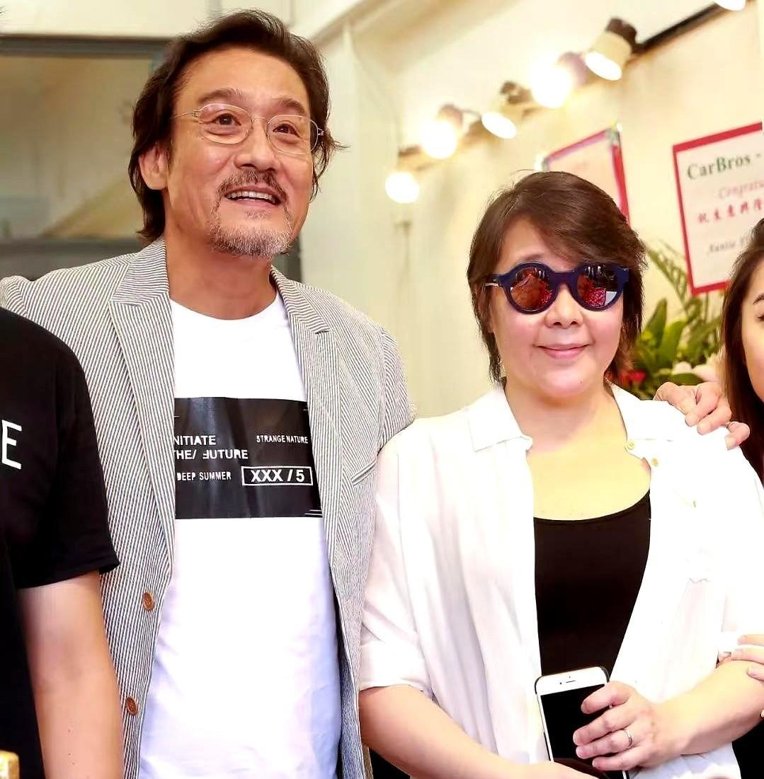 摆地摊那会儿，没人知道他明天能不能吃上饭。江嘉年却说，你念稿的样子，比明星还真