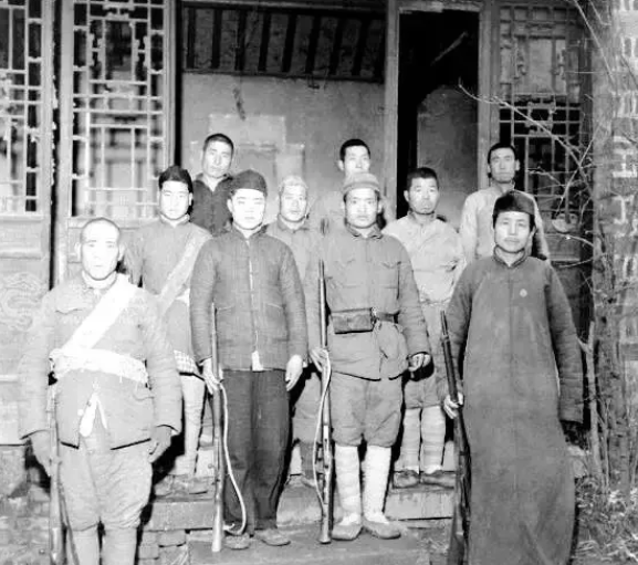 1947年，一地主偷偷放走被捕的地下党，当敌人准备抓他时，不料地主霸气回怼：“睁