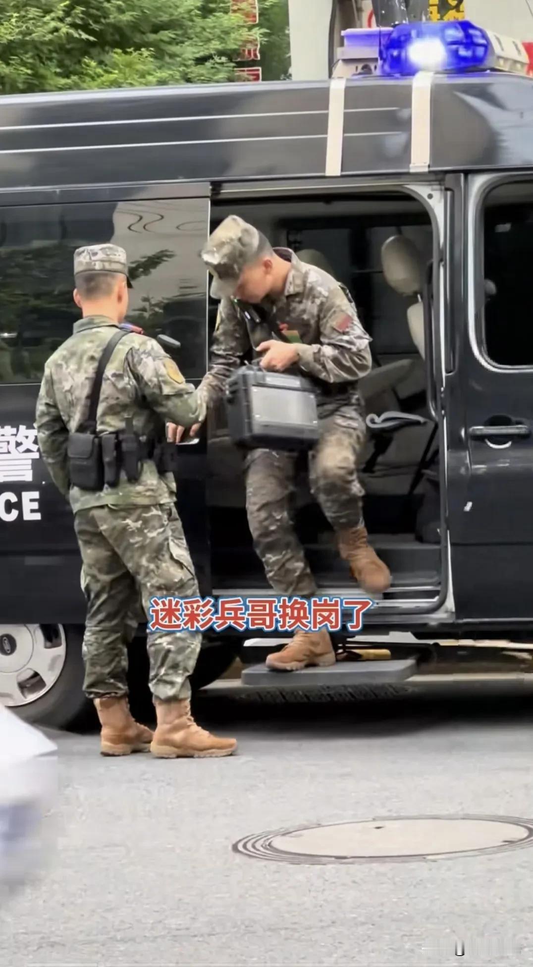 大家有认识的吗？这名战士手中的黑色小箱子是干什么用的呢？后面还专门有一名拿枪的战