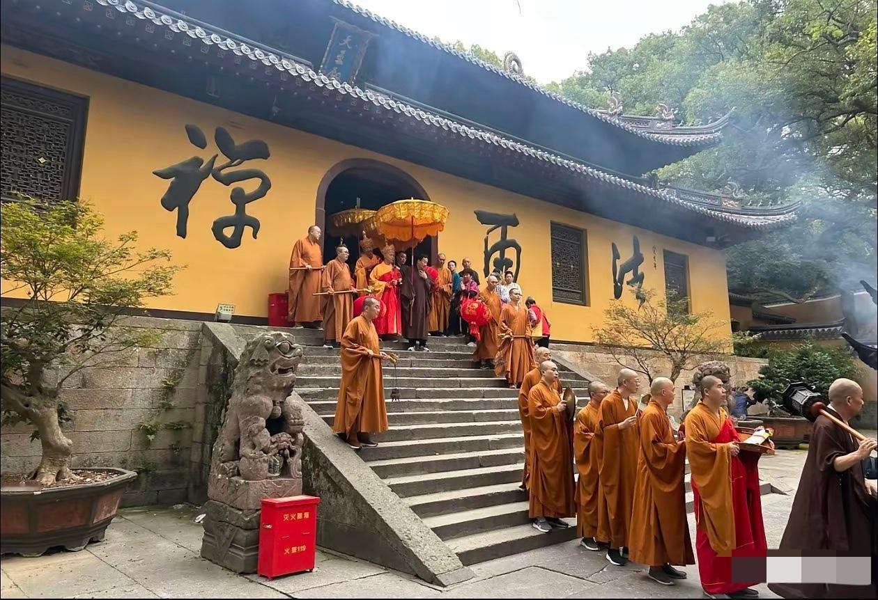 谁能想到，天天在寺庙里慈眉善目撞钟的“高僧”，行李箱里藏的竟是沿海炮台的测绘底稿