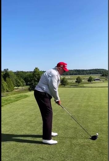 美国CNN证实：特朗普还活着！特朗普周六在俱乐部打高尔夫，然后与他的孙子散步。