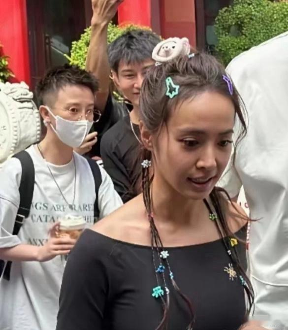 年近50还跟少女一样，周杰伦应该后悔死了。