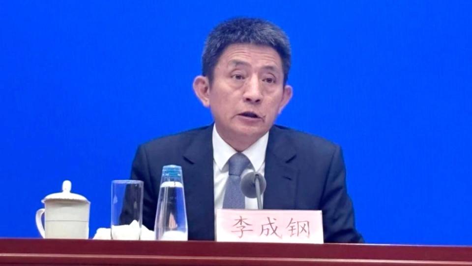 李成钢人还在纽约的谈判桌边，国内的任命已经发了出来：他从“商务部国际贸易谈判代表