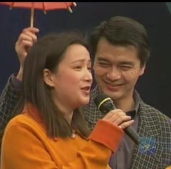 当年的许亚军真爱何晴，那是爱到骨子里的。但爱是会流动的。1999年，何晴和许