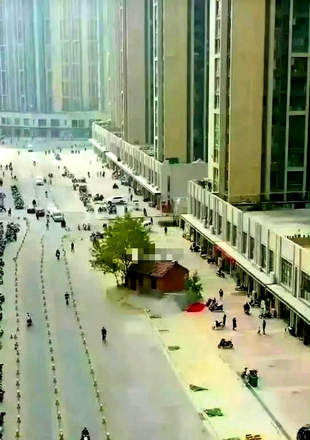 就成都太古里最中间那个“礼盒”，当年房主张口就要2个亿。开发商给500万，他不