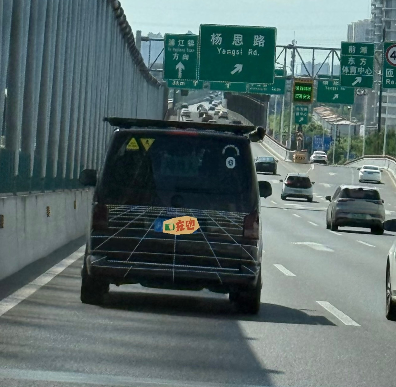 这个涂装的意义是啥？[？？？][？？？]迷惑纯视觉的辅助驾驶然后被撞吗？（没有说纯视