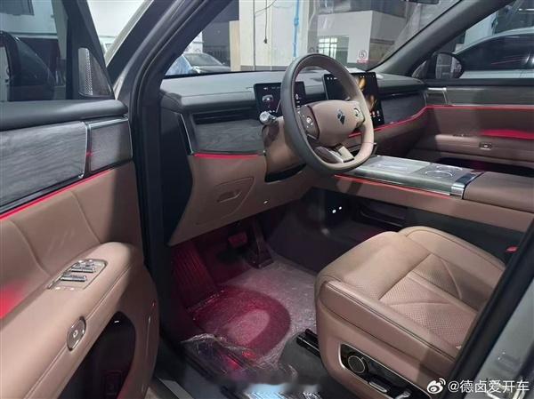 近日，有博主曝光了宝骏华境S实车内饰-悬浮式仪表盘+中控屏双联设计，方向盘采用三