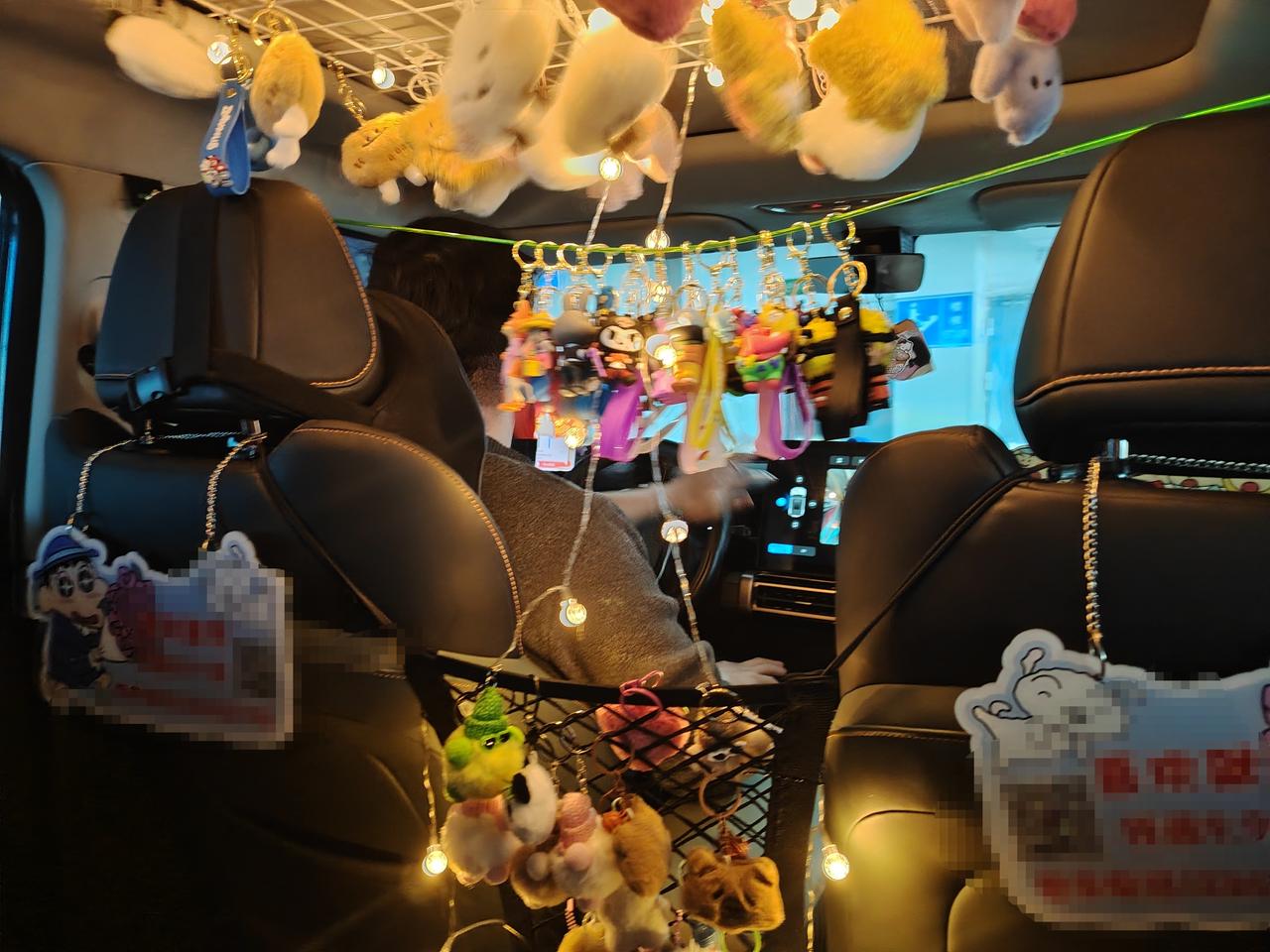 这辆滴滴车，真的让人惊喜到了。打开车门，进入后座位置。看到车顶装着这么漂亮的彩灯
