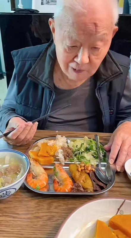 60岁女儿考营养师精心搭配父亲一日三餐，98岁老爸仿佛“年轻30岁”：手上没老年