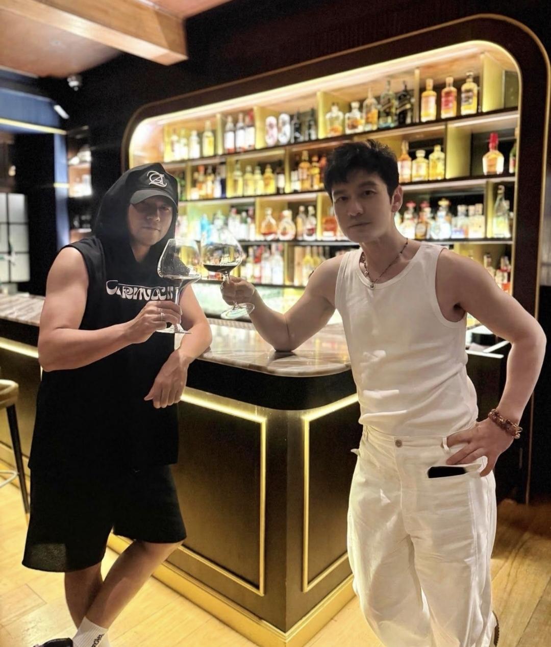 47岁周杰伦和50岁黄晓明在泰国一间酒吧喝酒聚会，两人的状态都超好，体型差对比太