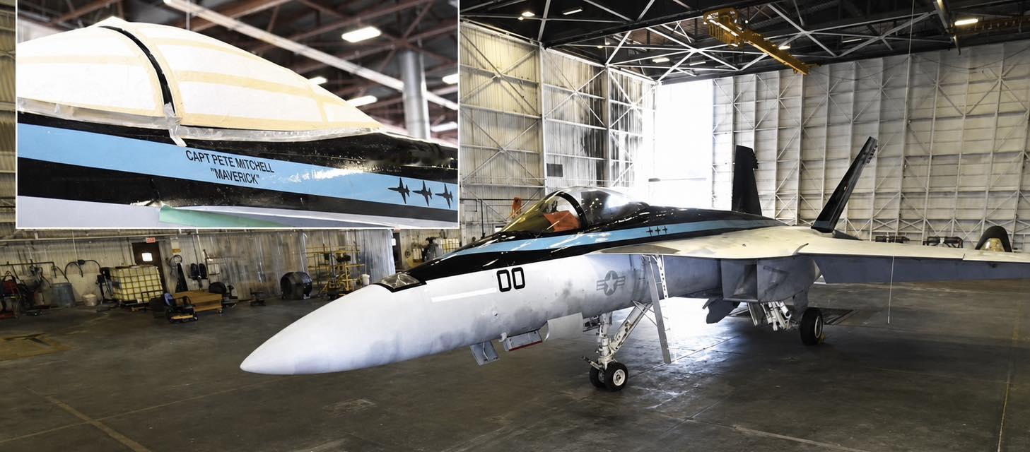 用于拍摄《壮志凌云2》的F/A-18E“超级大黄蜂”战斗机被博物馆收藏。棕榈泉航