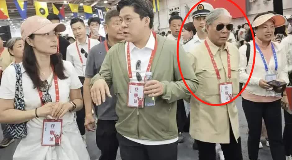 霍震霆参观山东舰，被全网夸，要是李嘉诚也现身参观山东舰，能不能挽回争议不断的口碑