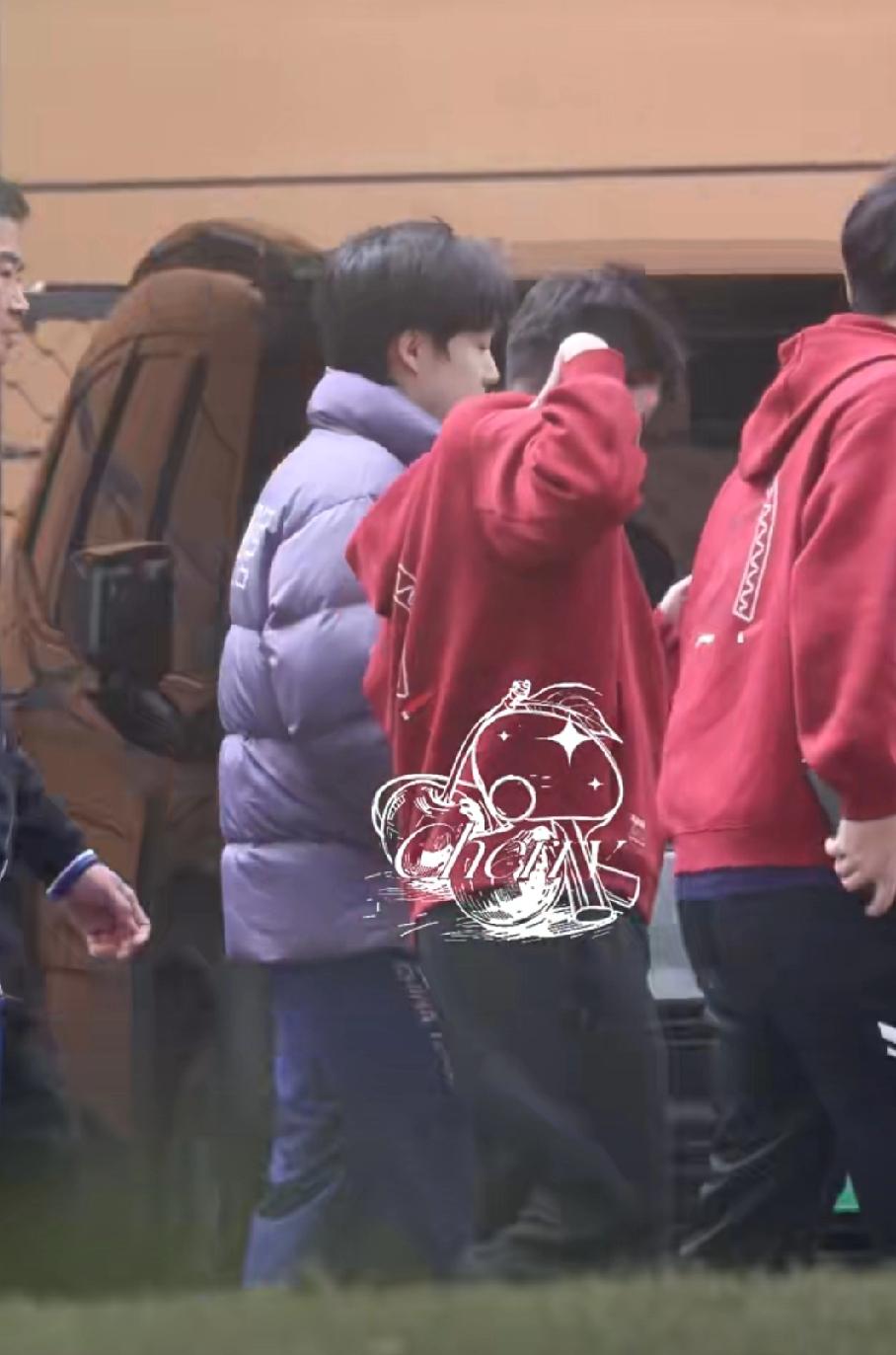 成都国乒训练基地，封训第二天，王楚钦今天与男队一起下训，和牛冠凯一起边走边聊边看