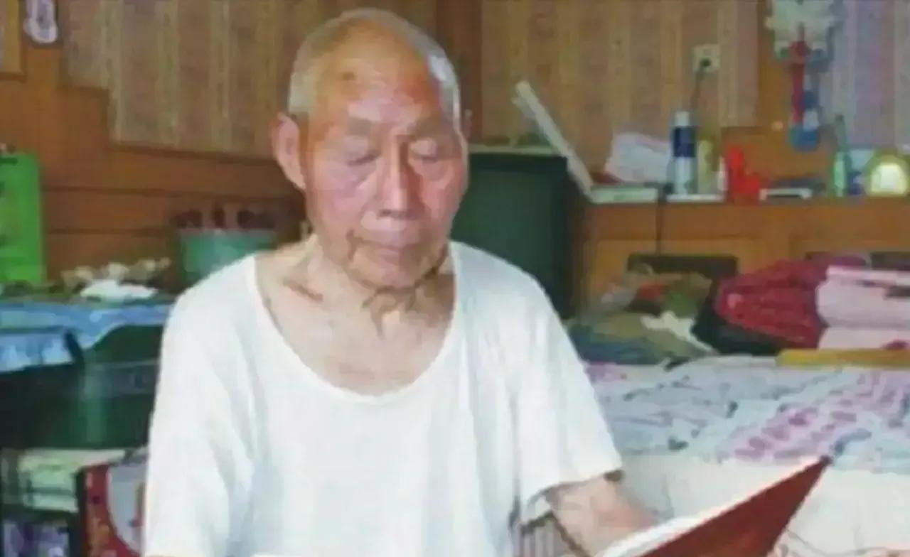 1949年，金门战役中，我军登岛的9000名将士全军覆没，不是牺牲就是被俘，10