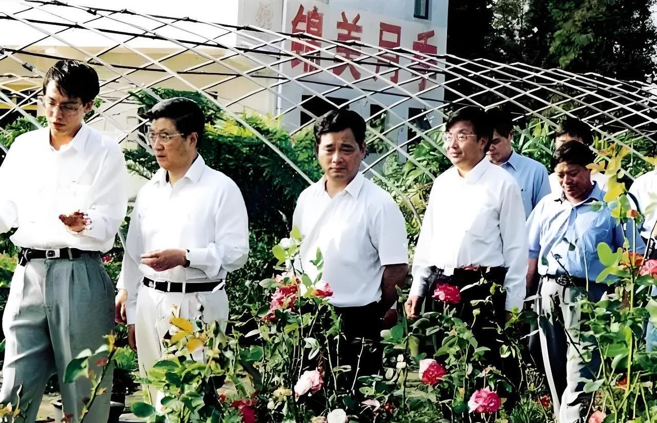 1998年10月8日，时任上海市委书记黄菊视察下沙镇。图为黄菊同志（左二）参观下