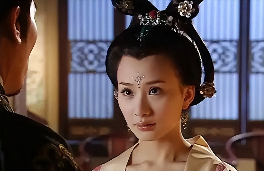 公元976年，宋太宗赵光义在一众太监宫女的帮助下，当众与小周后行云雨之事，并且还
