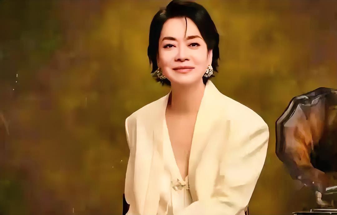 毛阿敏放手200亿遗产的通透决定，其实藏着多少人生智慧？当年在央视春晚舞