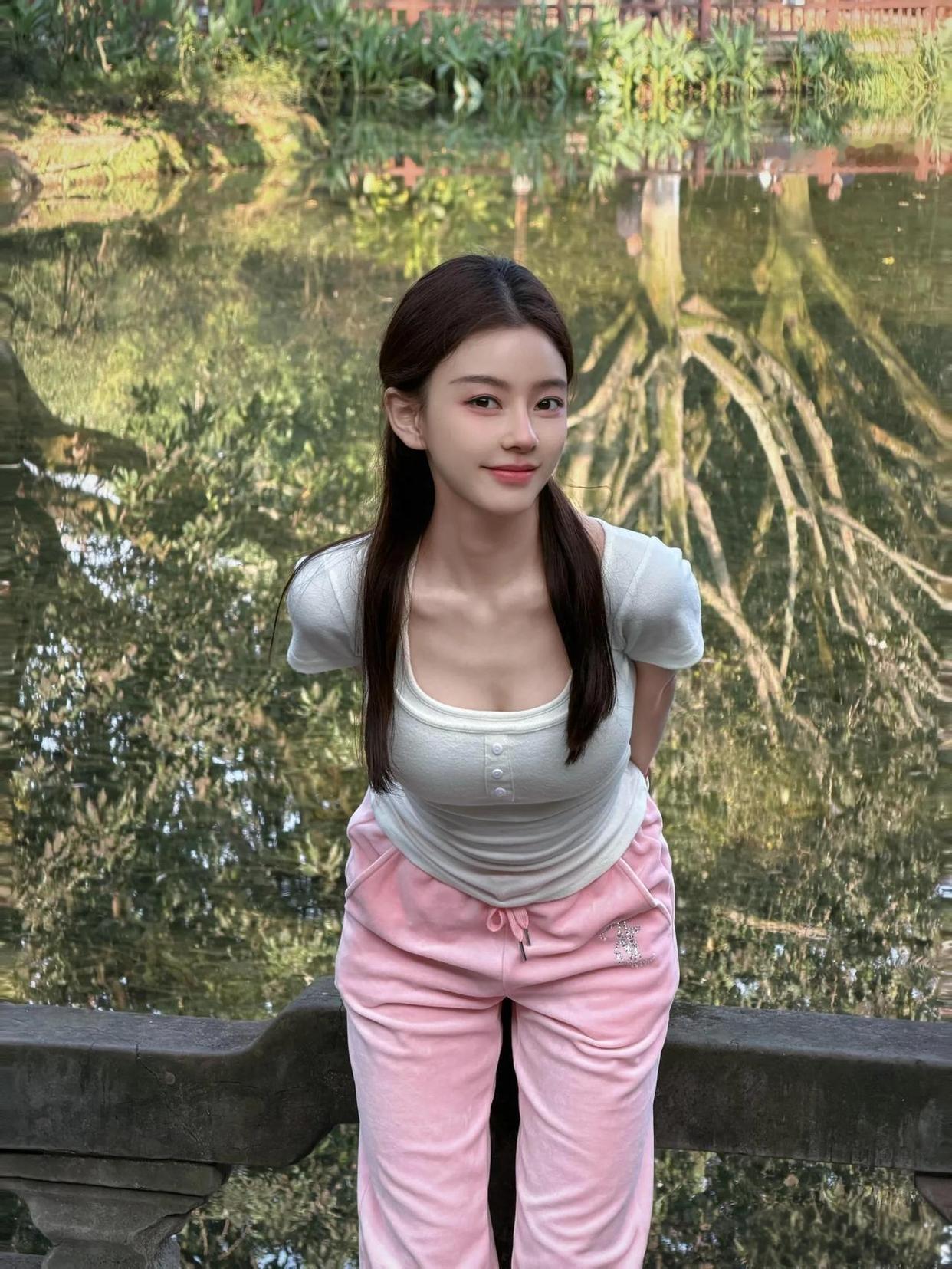 她把晨光揉成绒，缝进湖水的皱褶里——你看那杏色的温柔，在石桥边化成了云。