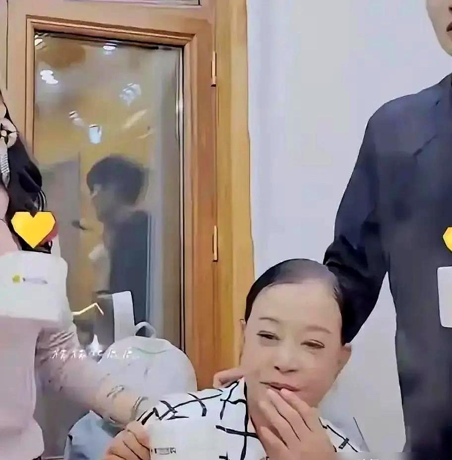 刘晓庆这波操作，直接掀了内娱的遮羞布。之前回四川老家选墓地，她摘掉假发，素颜