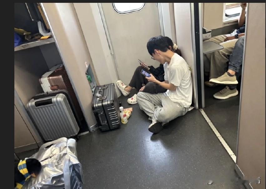 高铁地板上的爱情，戳破谈钱论一张高铁照片，一对小情侣在地上坐了三个多小时。发帖"