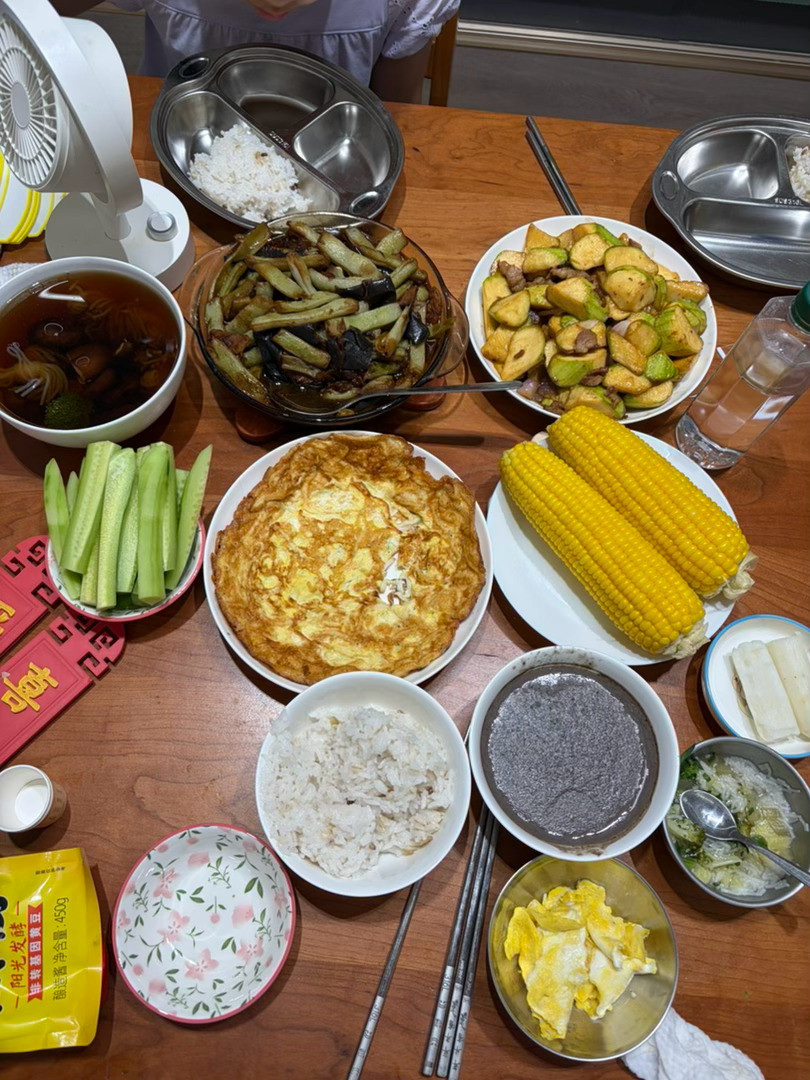 晚餐，现在得做三个菜才够吃西葫芦这么炒就没那么多水了，跟我爹学的小银鱼炒鸡蛋，也