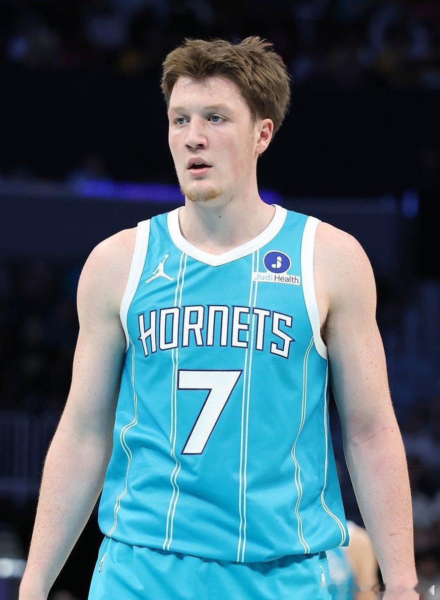 最新一期的新秀排行榜：1、克努佩尔（黄蜂）2、考沃德（灰熊）3、弗拉格（独行侠）