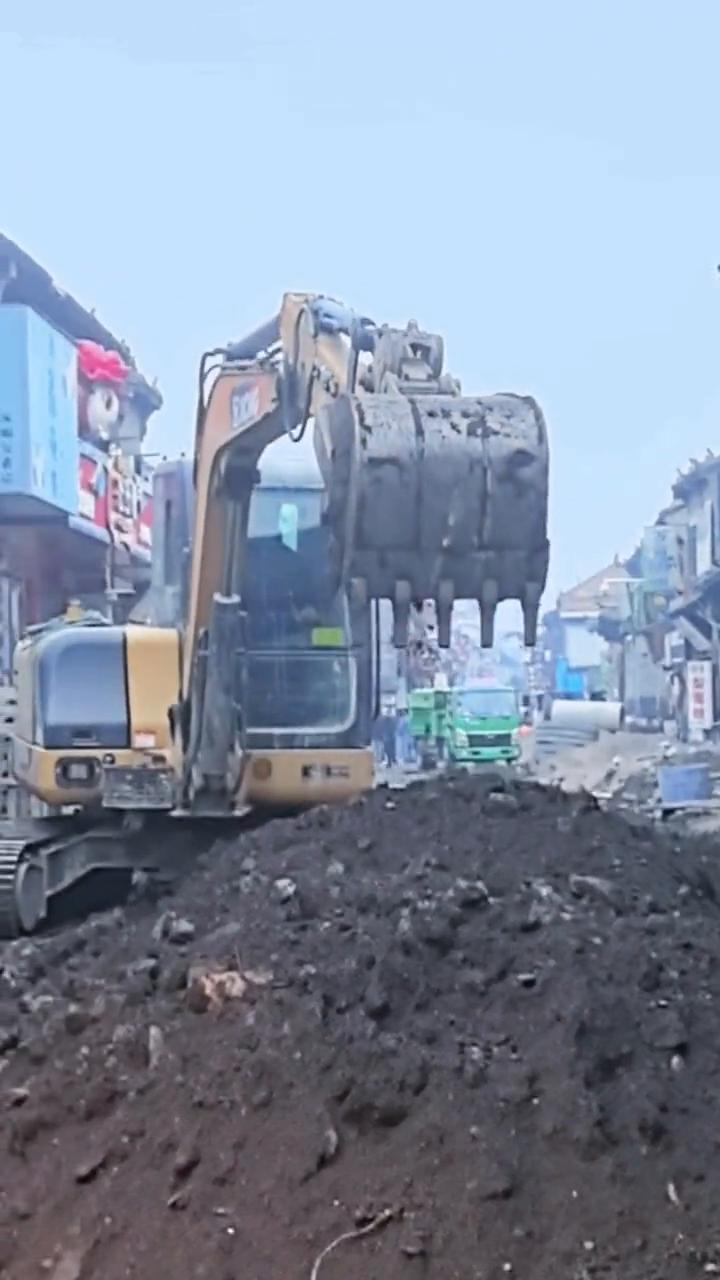 老城西大街挖出民国时的三合士路基层。洛阳西大街提升改造挖出的三合土路基长什么样