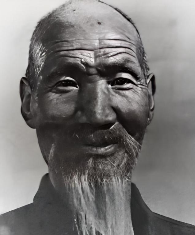 1937年，甘肃万佛峡，马家军将一个老道吊起来，只为逼问出“象牙佛”的下落！老道