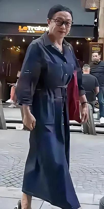 曾经家喻户晓的争议人物，还认识吗？这是近日被网友拍到在法国街头路过的金星。短短