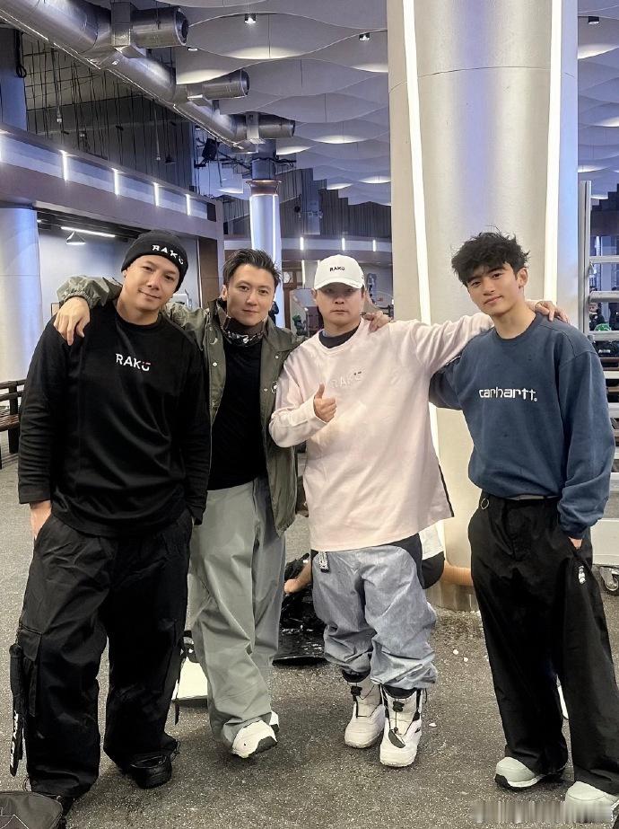 谢霆锋与大儿子Lucas同框合影谢霆锋跟Lucas的正面同框🈶！Lucas也是