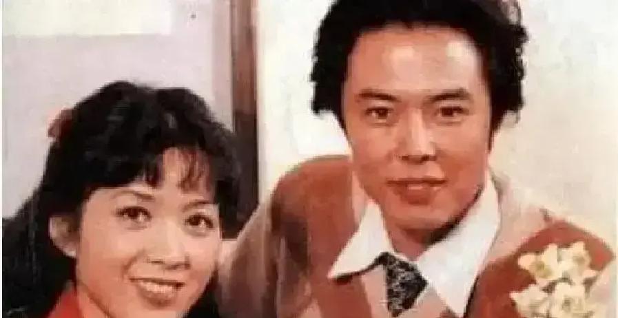 1983年，沈丹萍和张铁林已经处了6年对象。有一天，沈丹萍刚回宿舍，同屋的一个女