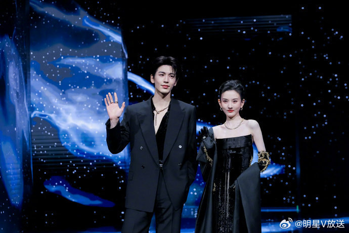 把张凌赫宋祖儿凑一对的是天才走红毯的神仙搭配！张凌赫的清冷贵气配宋祖儿的灵动明