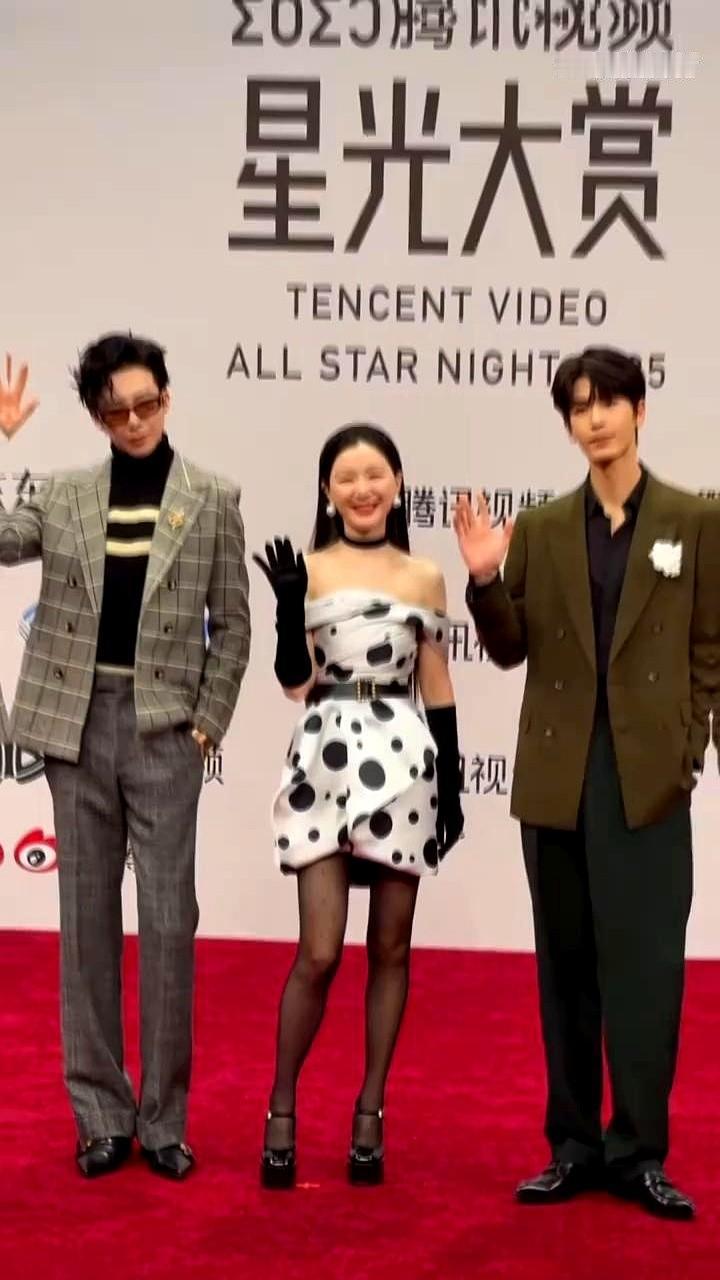 金靖这人生巅峰，谁不想换一天试试？就2025年12月21日星光大赏那晚的事儿