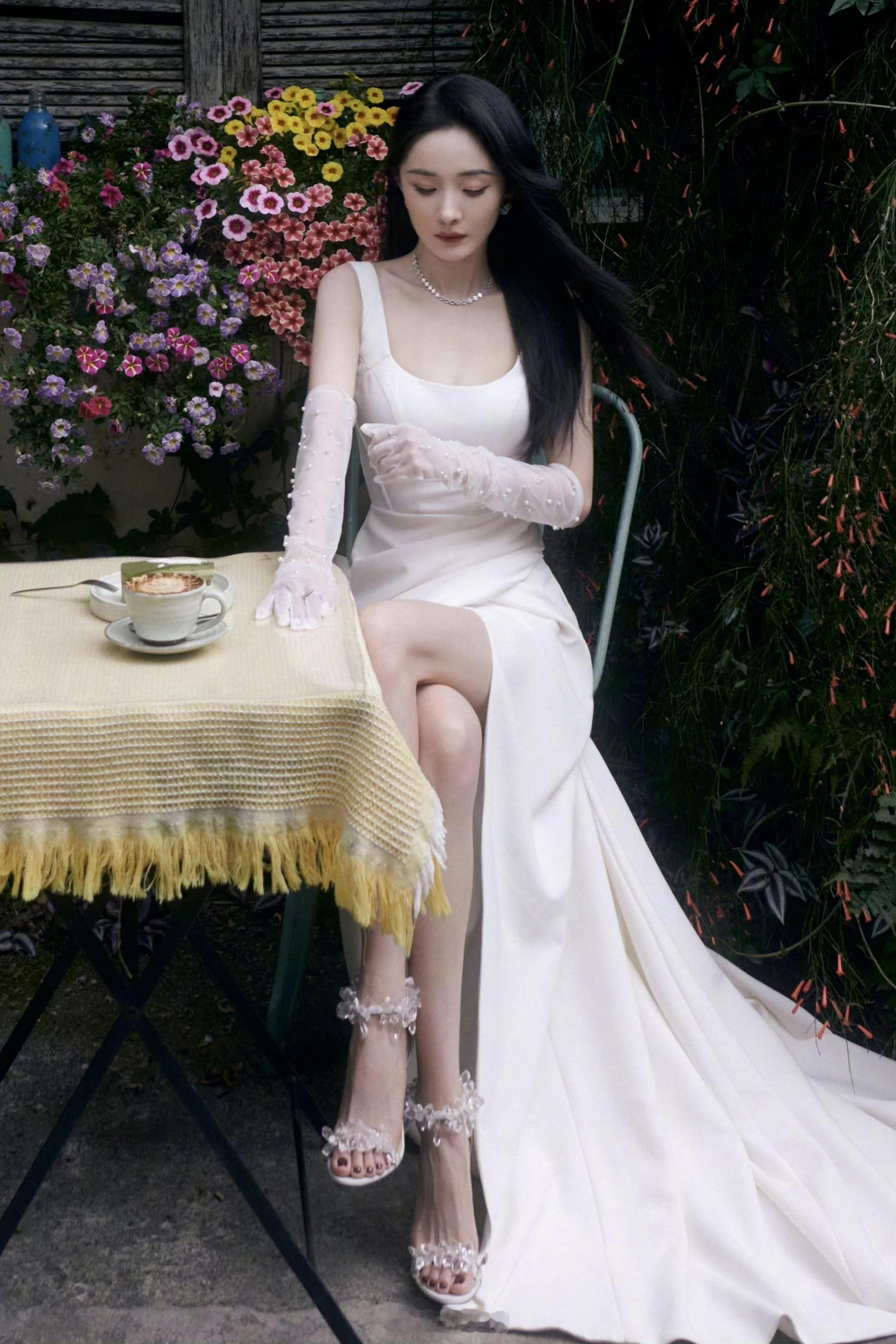 杨幂经典套装要素齐全白丝手套大长腿细高跟热图阁公众号