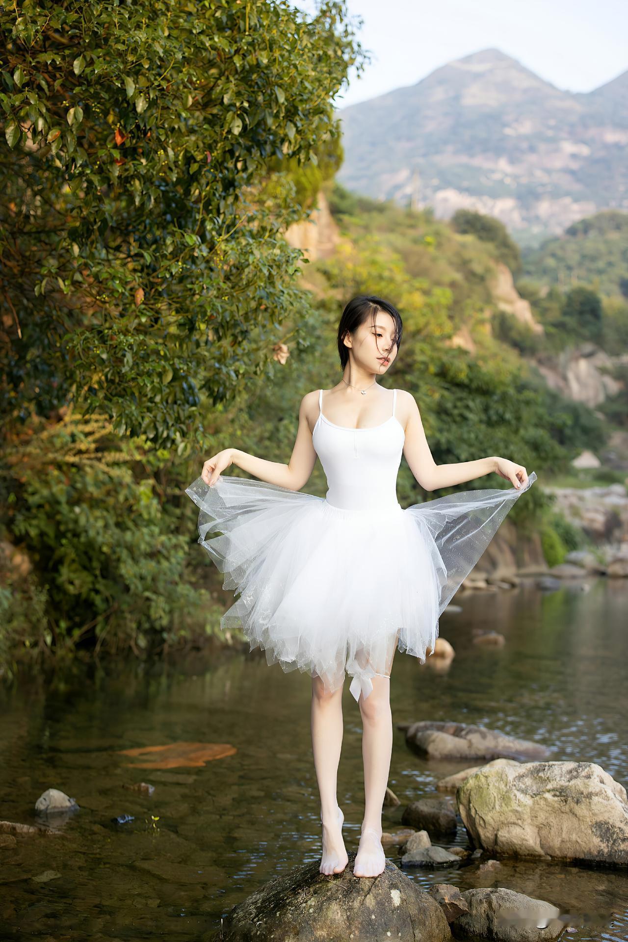 溪流边的白纱裙摆，揉着山野的清风漾开芭蕾的柔。光脚踩在青石上，裙摆扬起的弧度里藏
