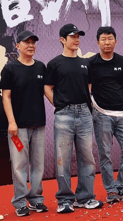 平时在红毯上众星捧月的黄晓明，竟然也有被人当众一把拽得踉跄、连脾气都不敢发的一天。现场视频看得人真是