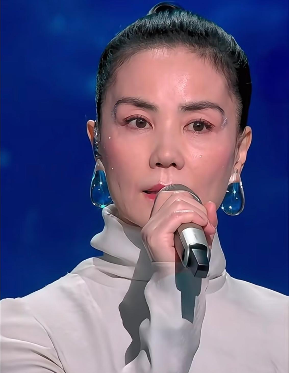 我曾想过王菲不再出新歌了，也曾想过王菲可能嗓子老了，但我万万没想到，王菲
