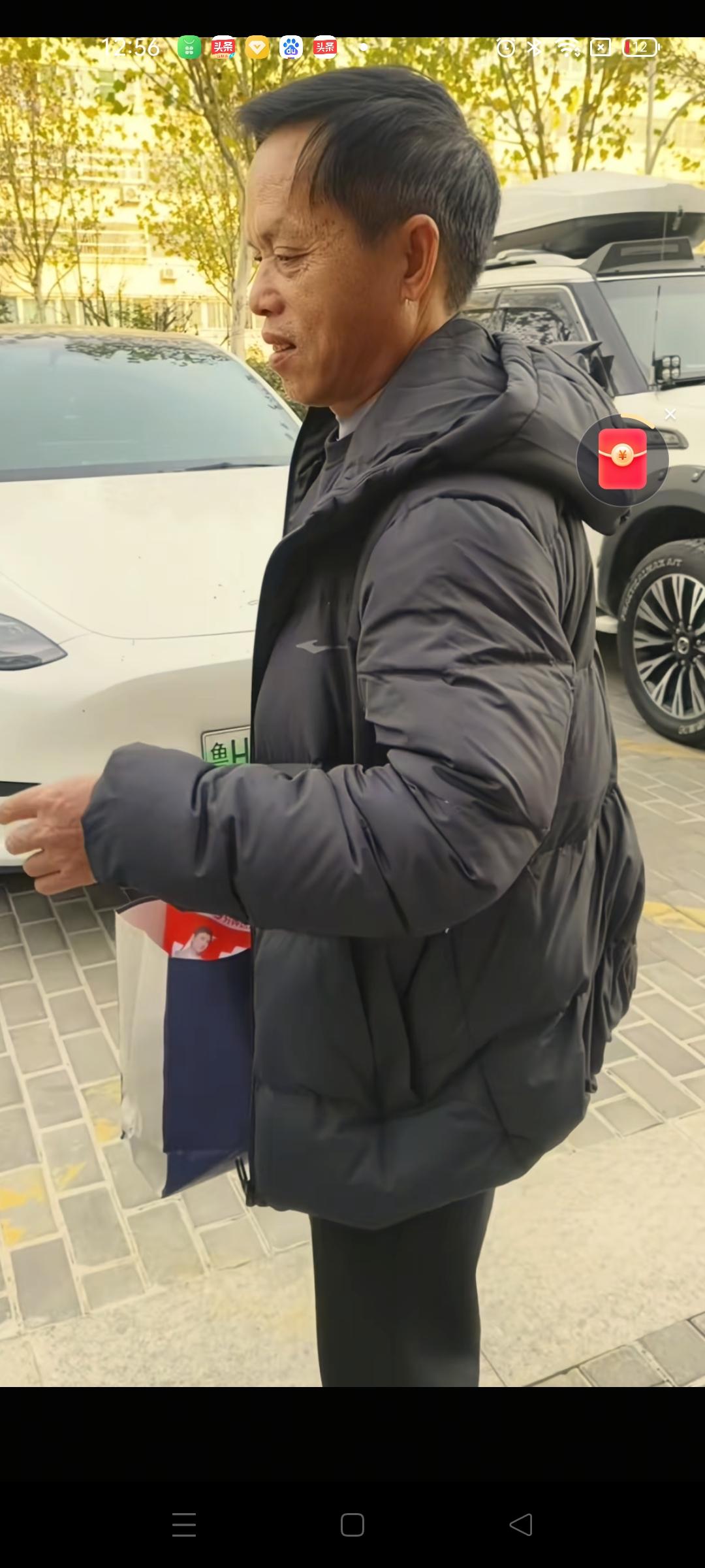 梁志辉的爸爸又一次出发山东淄博，去看望一位曾经帮助过他的好心人，梁志辉的爸爸是