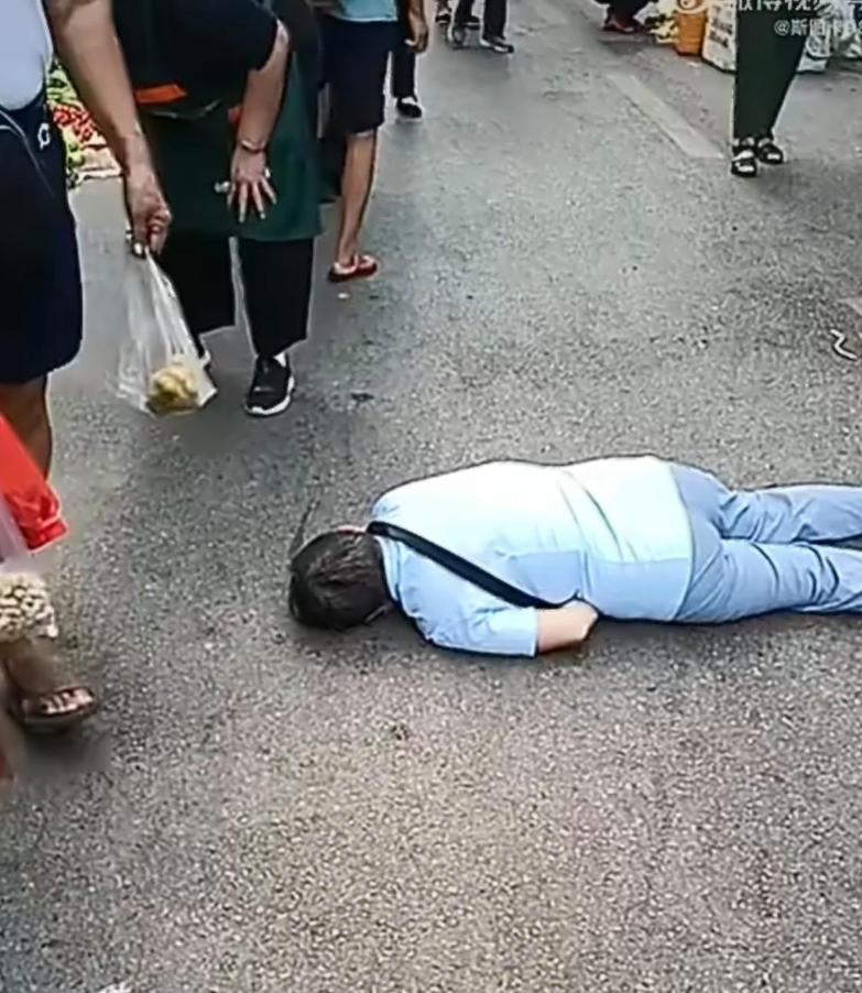 “和稀泥”的后遗症终于实打实摆在了眼前。菜市场里有人突然倒地不起，周遭人来人