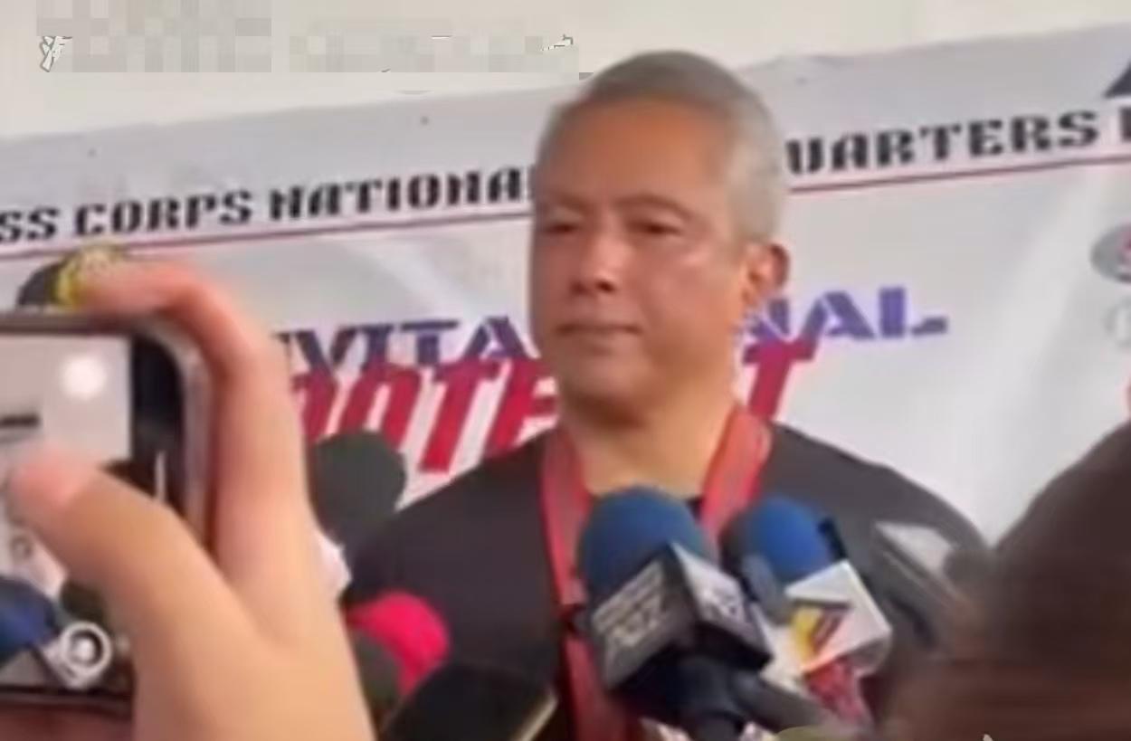 雷穆拉在“忽悠”了！29日，菲内政部长雷穆拉公开喊话罗萨，请你自首，主动投案！