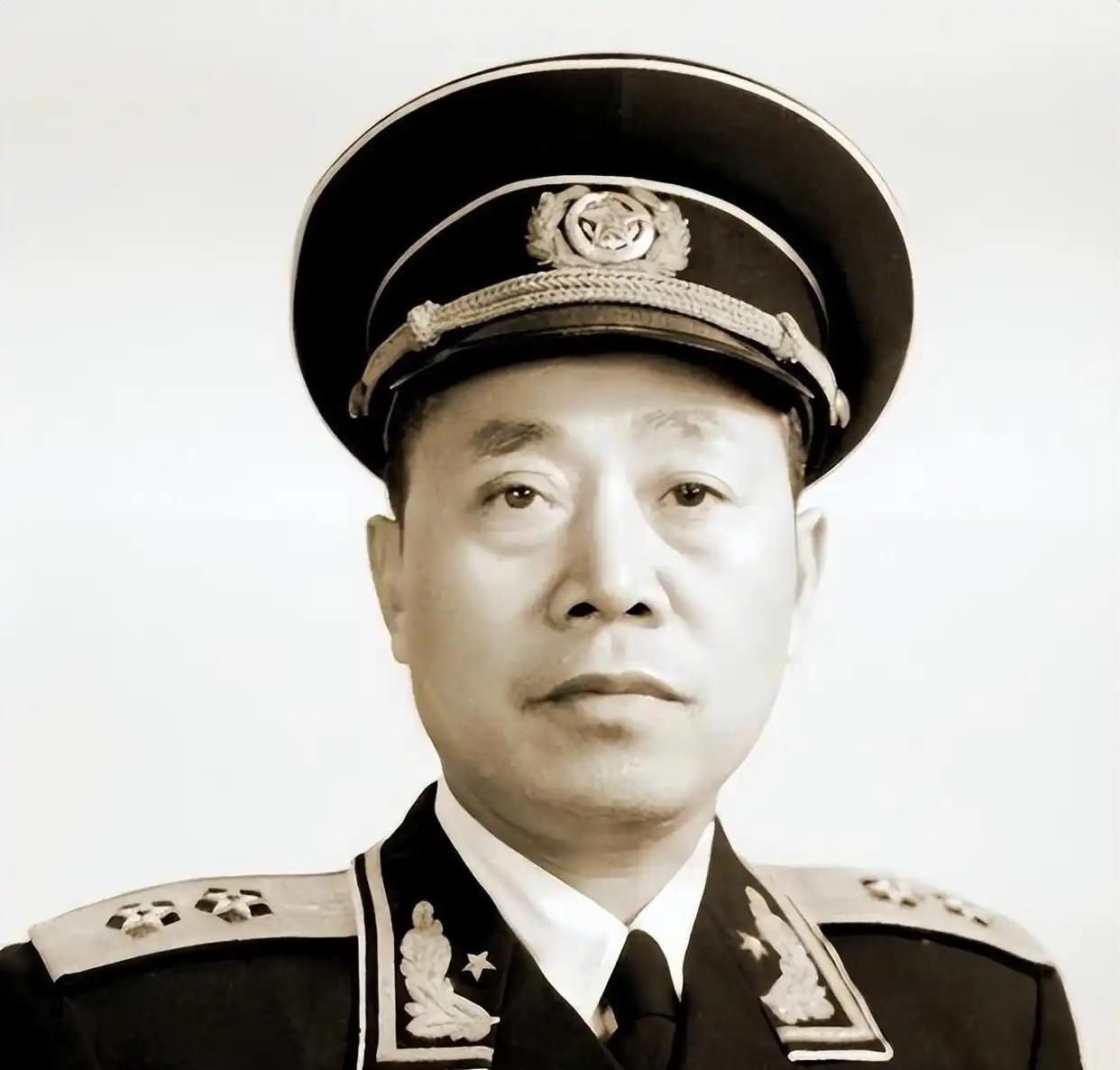 1967年10月的南京，秋风已经带上寒意。许世友的住所里，警卫员赶忙凑到桌边，放