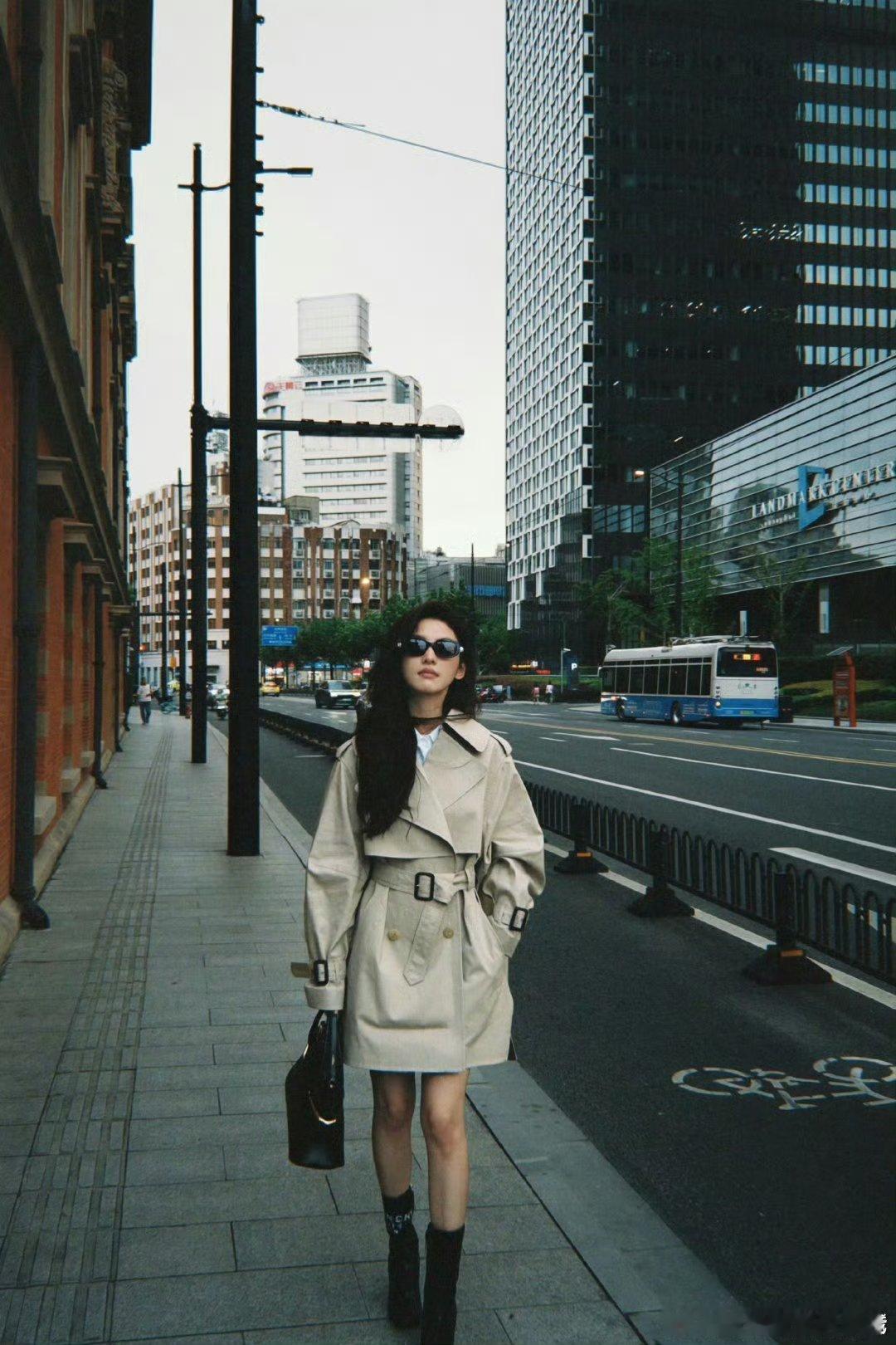 陈都灵、章若楠巴黎时装周出发造型图​淡演系风格的两位美女一路顺风[