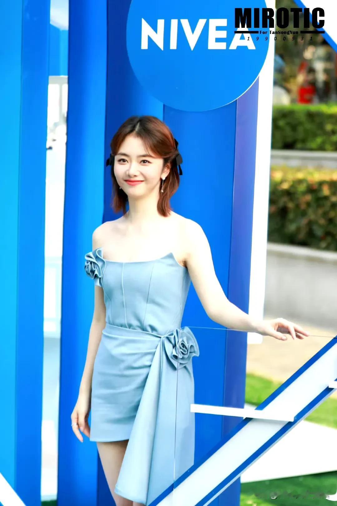 谭松韵穿蓝色抹胸花朵裙简直美炸了！近日她亮相活动，一出场就惊艳众人。这条裙子颜色